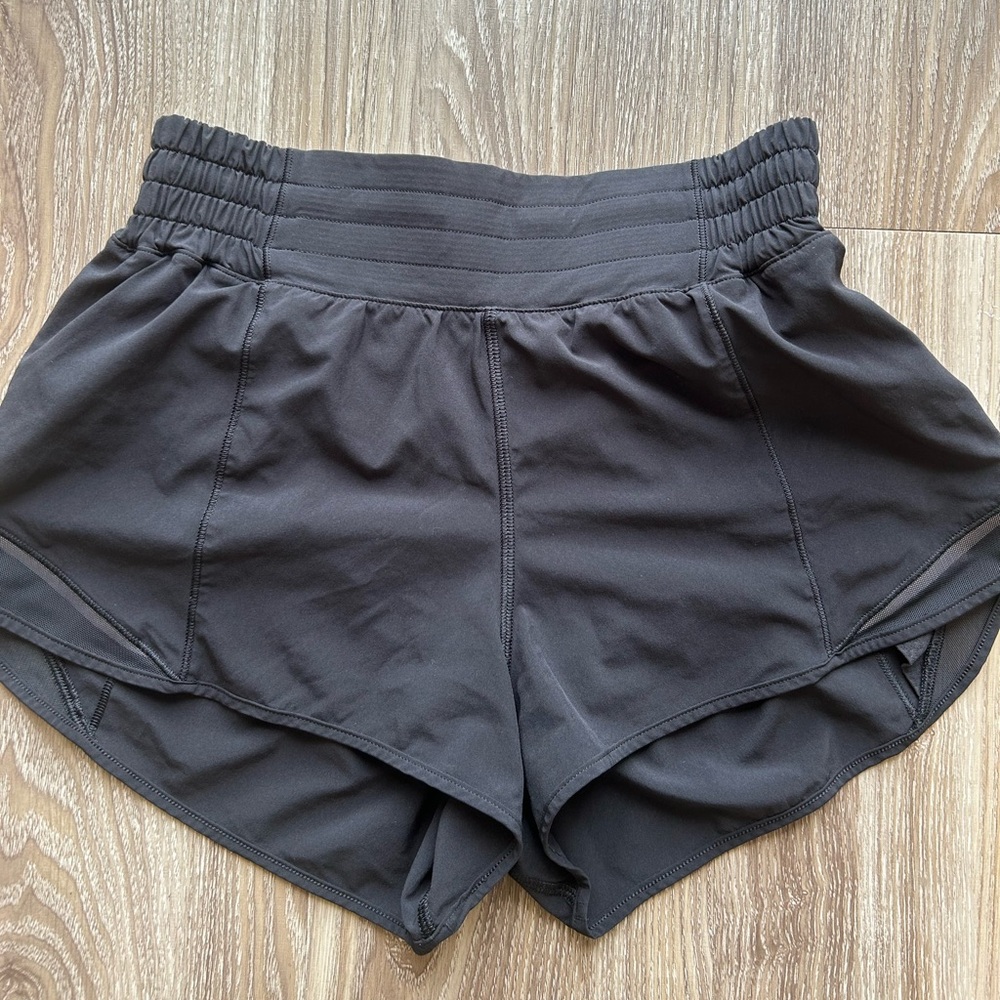 Women's Sz 6 LULULEMON HOTTY HOT LOW-RISE 2.5” Black Athletic Shorts
